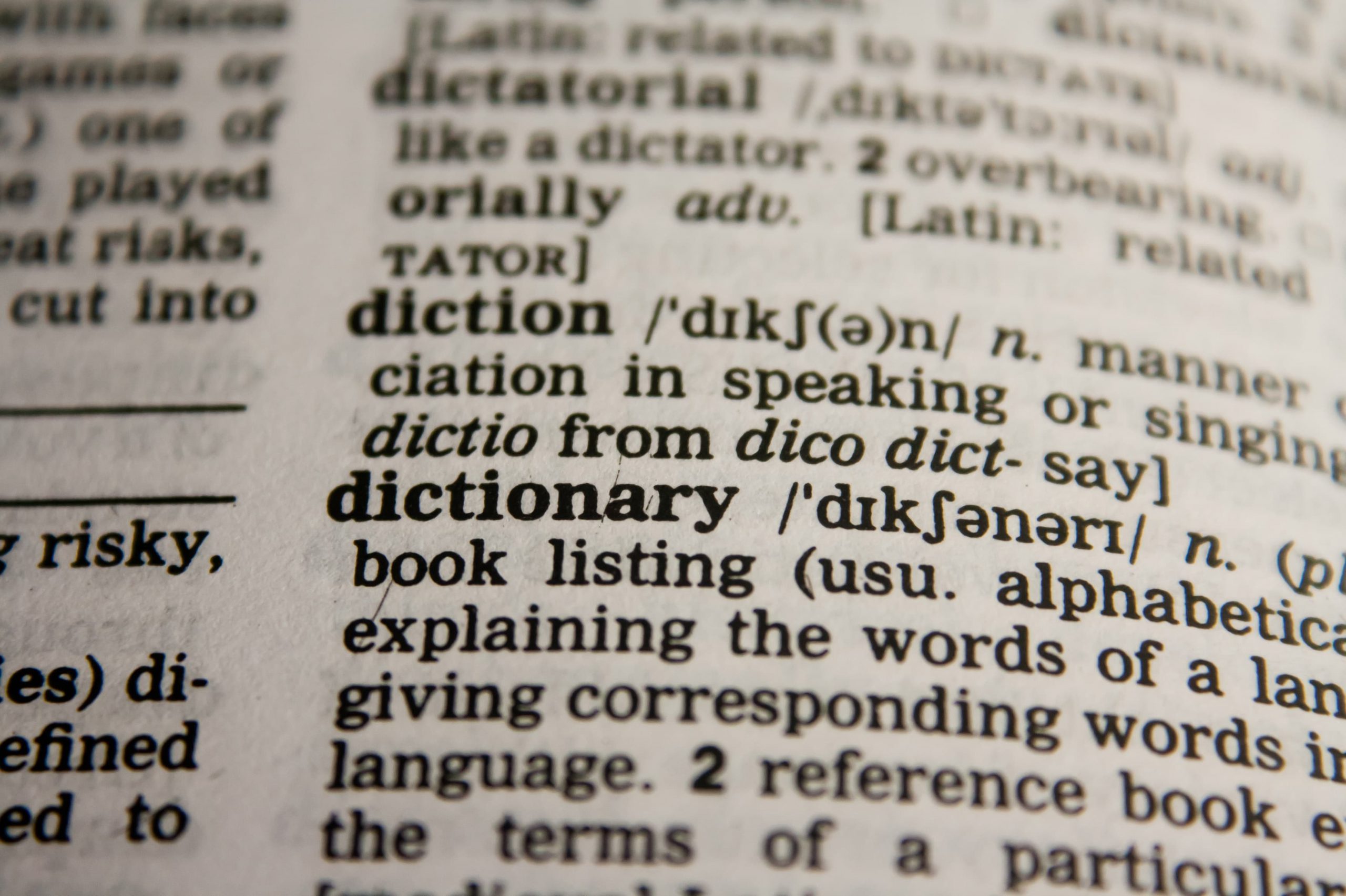 Un primo piano della parola "dictionary" su un vocabolario